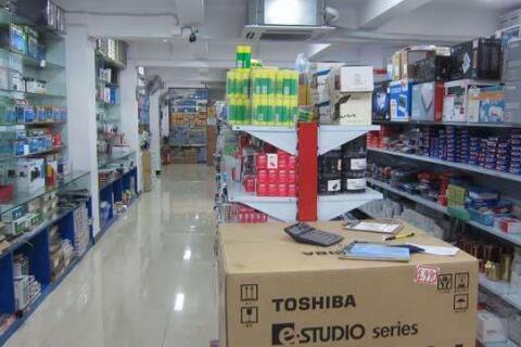 「辦公用品商標(biāo)注冊(cè)」開(kāi)辦辦公用品大賣(mài)場(chǎng)，小哥用靈敏嗅覺(jué)躲避危機(jī)